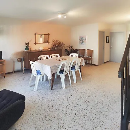 Prázdninový dům 4 Bedroom Cozy In Agde